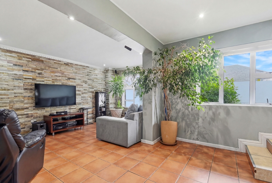 5 Bedroom Property for Sale in Claremont Western Cape
